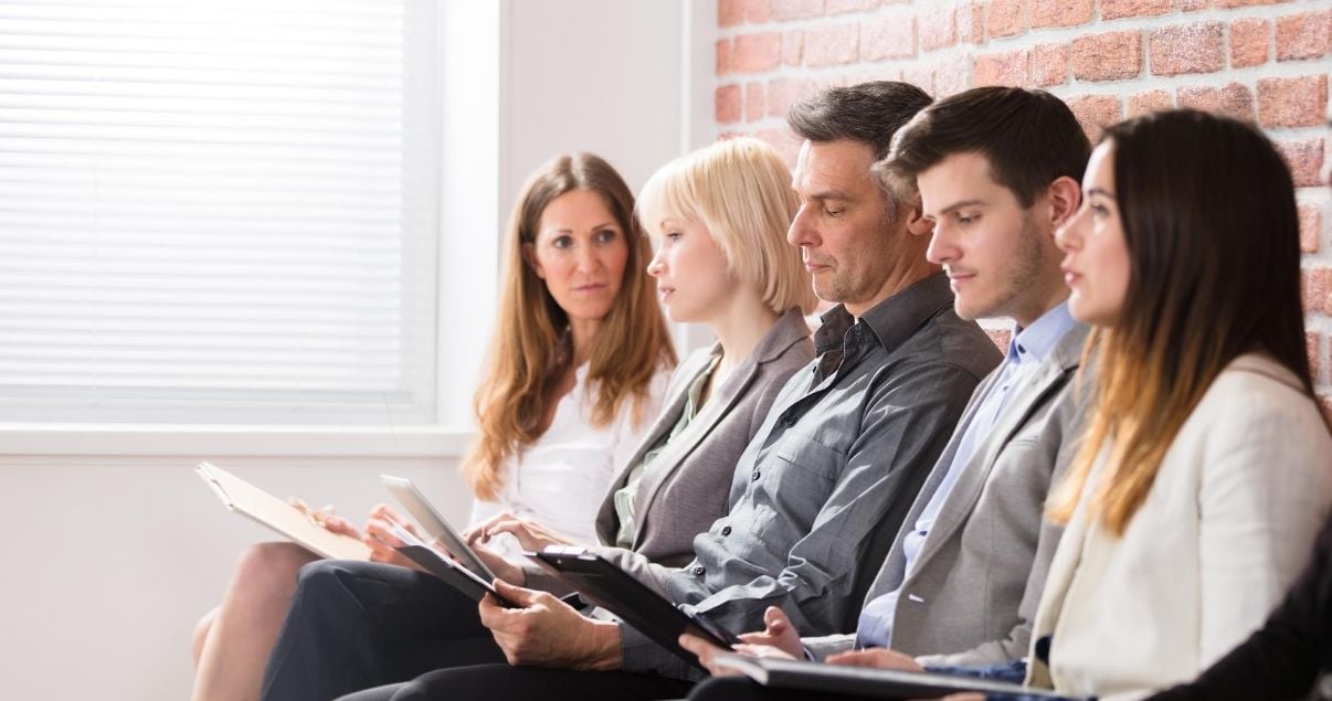 Empleados de una empresa esperando s turno para ingresar al proceso de registro de firma digital para empresas con Nucleus