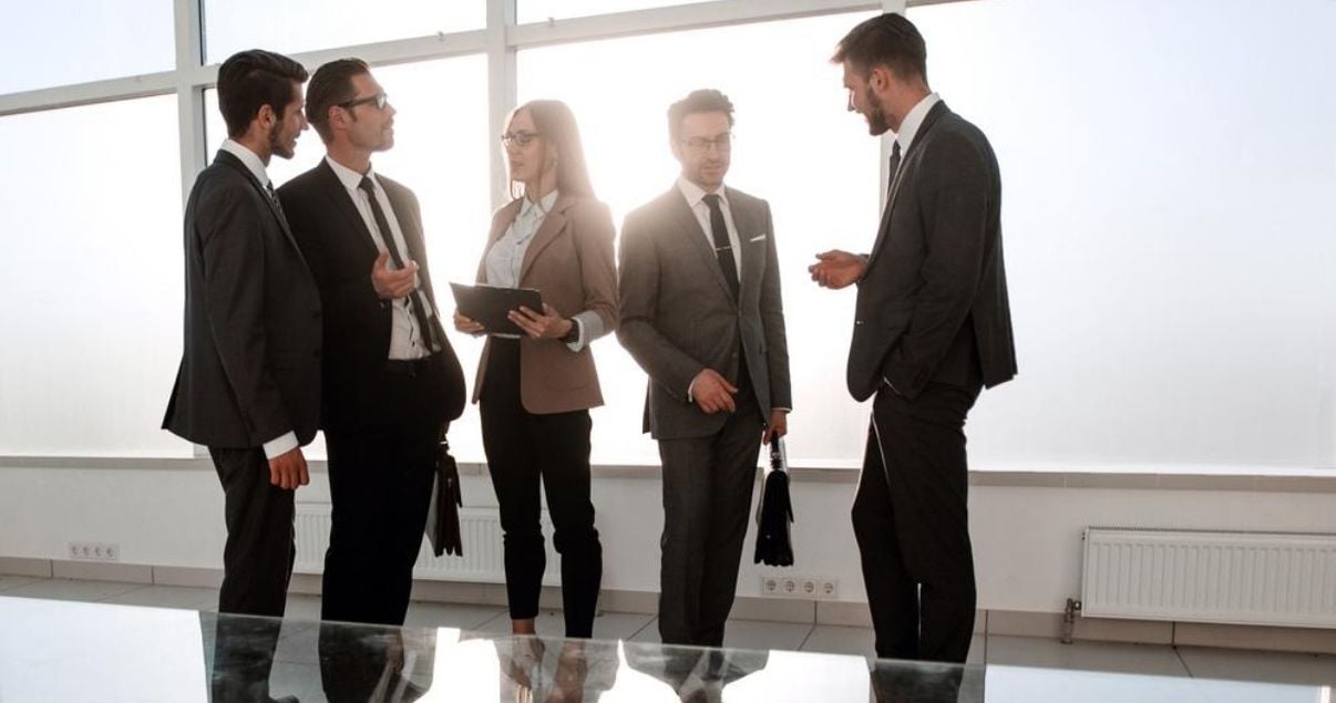 Empleados de una empresa hablando distendidos sobre el proceso de registro de firma digital para empresas