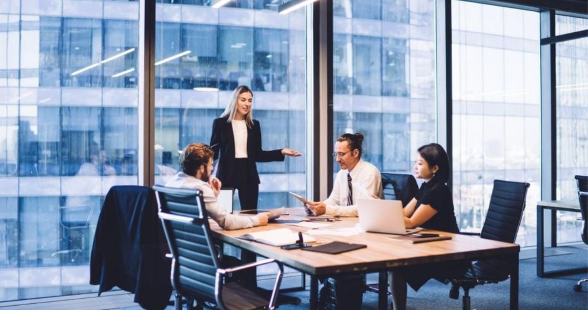 Empleados trabajando en una oficina moderna luego de que su empresa pasara por un proceso de transformación digital