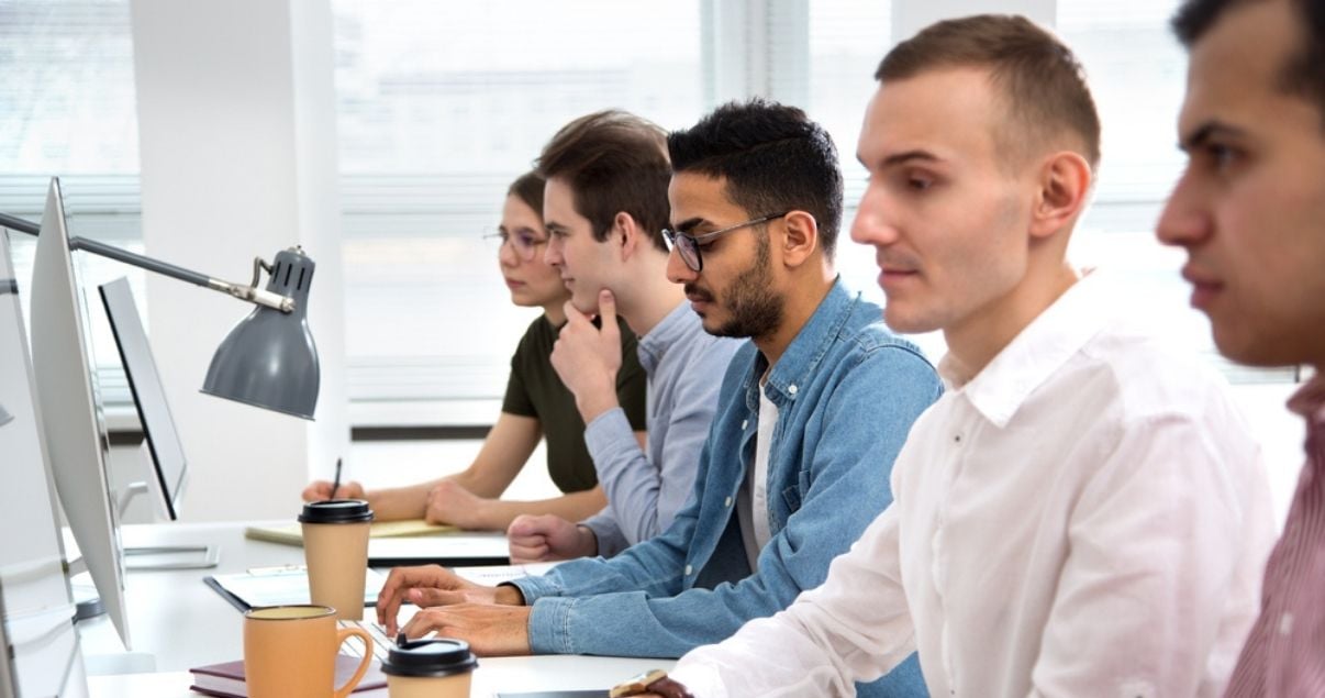 Equipo de Recursos Humanos hablando de la gestión del talento en NucleusHR