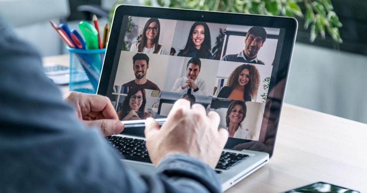 Equipo de trabajo teniendo una reunión por videollamada gracias a la tecnología en el trabajo