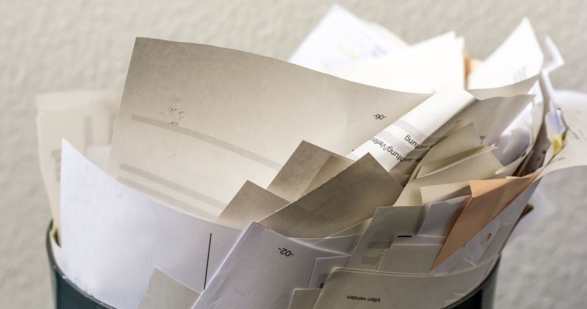 Mucha cantidad de papeles impresos en la basura representando los beneficios de la despapelizacion y digitalización de documentos