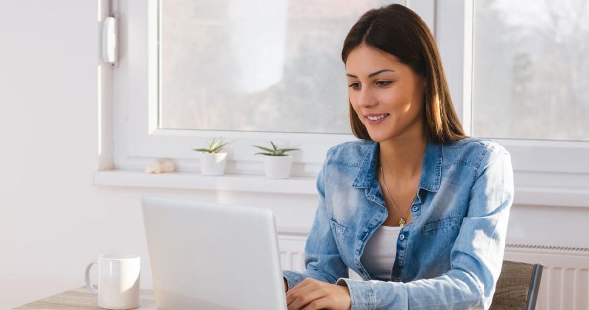 Mujer haciendo videollamada durante el teletrsbajo con tecnología para mejorar el servicio interno remoto de su empresa